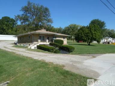 Main picture of 1811 S River Rd