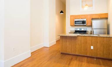 Main picture of 323 W Broad St