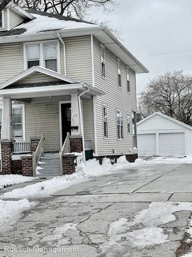 Main picture of 327 N Maple Ave