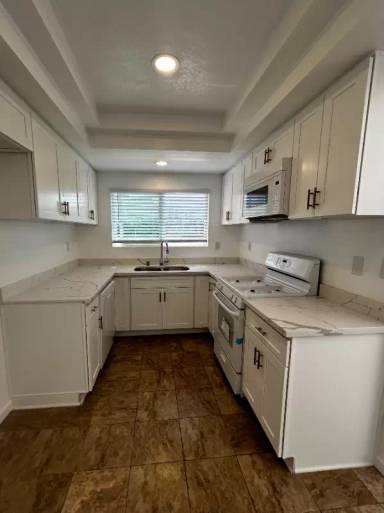 Main picture of 618 W Arrow Hwy