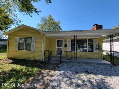 Main picture of 1318 S Michigan Ave