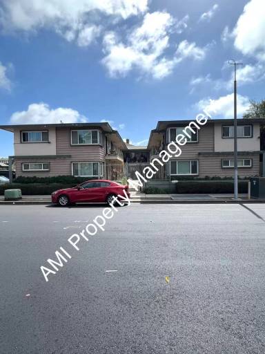 Main picture of 2587 1/2 Broadway