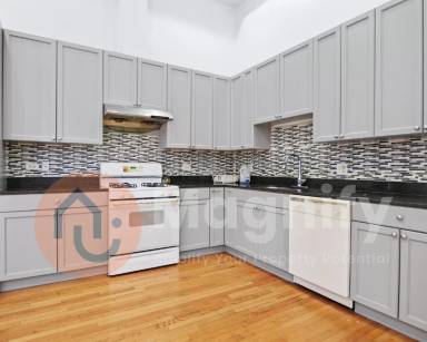 Main picture of 3906 W 51st St