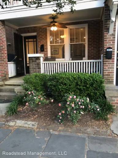 Main picture of 135 1/2 Wentworth St