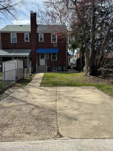 Main picture of 5033 South Dakota Ave NE