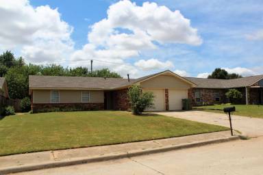Main picture of 124 Chickasaw Ln