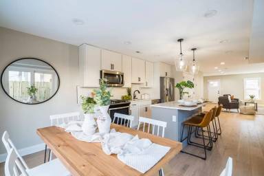 Main picture of 916 15th St SE