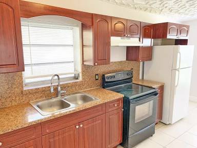 Main picture of 5633 SW 18th St
