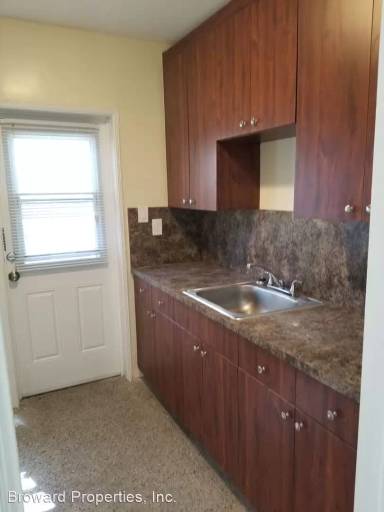 Main picture of 501 SE 12th Ct