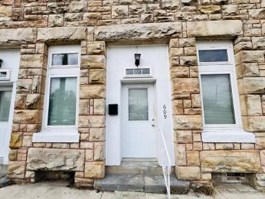 Main picture of 607 SW Main St