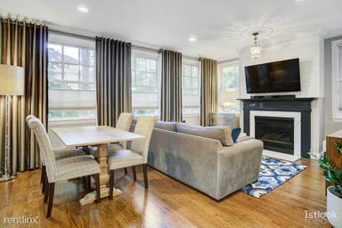 Main picture of 904 W Diversey Pkwy