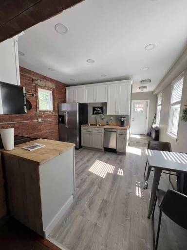 Main picture of 321 E Chestnut St