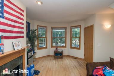 Main picture of 1225 W Melrose St