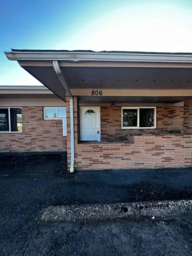 Main picture of 806 Queen Ave SE