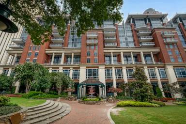 Main picture of 435 S Tryon St