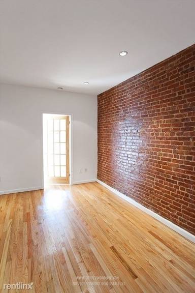 Main picture of 121 East 82nd St