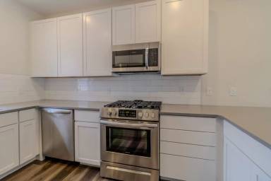 Main picture of 1560 Simsbury St