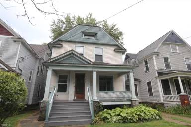 Main picture of 615 Village St