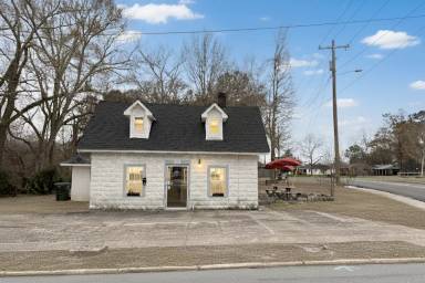 Main picture of 1211 N Main St