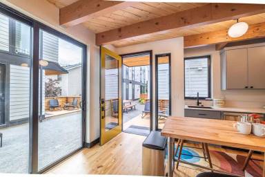 Main picture of 3812 N Michigan Ave