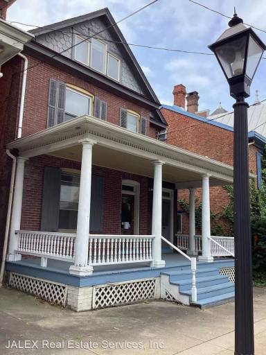 Main picture of 132 E King St