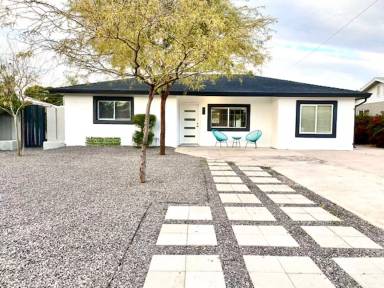 Main picture of 2020 E Weldon Ave