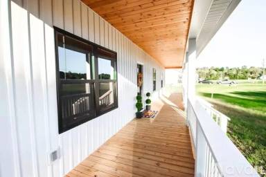 Main picture of 907 Honeysuckle Ln