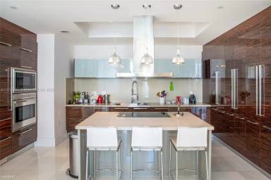 Main picture of 200 Sunny Isles Blvd