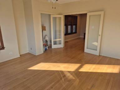Main picture of 5614 W Melrose St