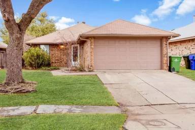 Main picture of 2025 Lorient Dr