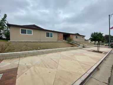 Main picture of 385 N Valencia Blvd