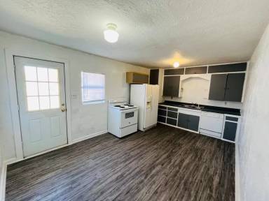 Main picture of 109 E 6th St