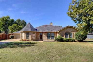 Main picture of 2994 Lake Dr