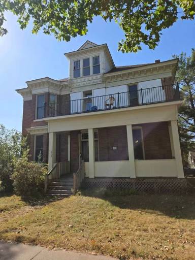 Main picture of 919 9th St E