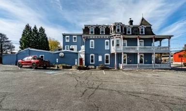 Main picture of 400 Bridge St