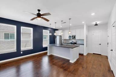 Main picture of 800 S Welch St