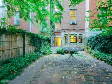 Main picture of 107 W 69th St