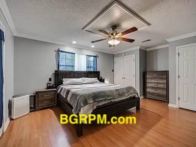 Main picture of 20 Pond St
