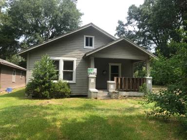 Main picture of 2630 1/2 Lindholm St