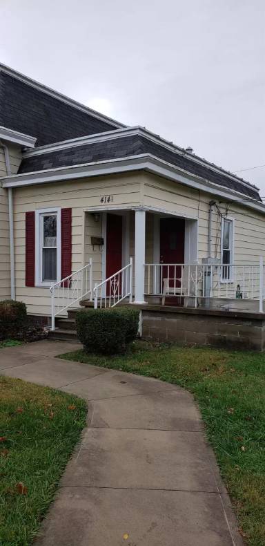 Main picture of 414 1/2 W Washington St