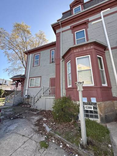 Main picture of 242 Walnut St