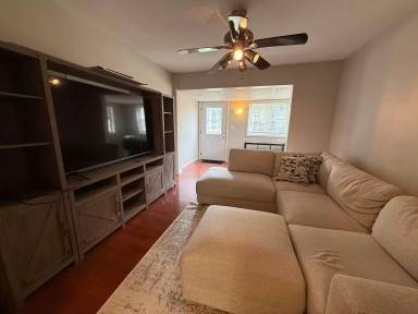 Main picture of 107 E Poplar St