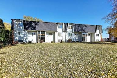 Main picture of 2440 Shaker Ct