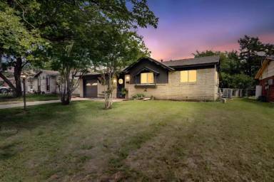 Main picture of 304 NW Summercrest Blvd