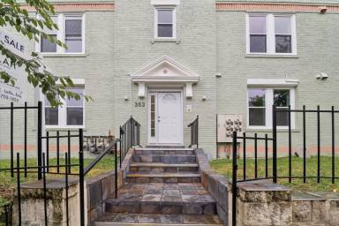 Main picture of 303 Seaton Pl NE