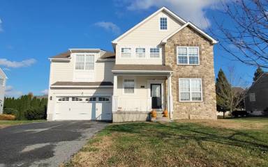 Main picture of 74 Redstone Ct