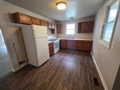 Main picture of 270 E Washington St