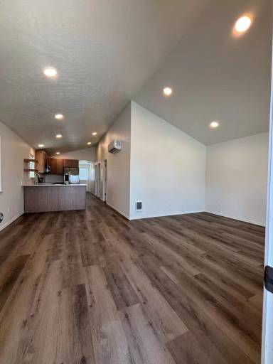 Main picture of 3730 S Quay St