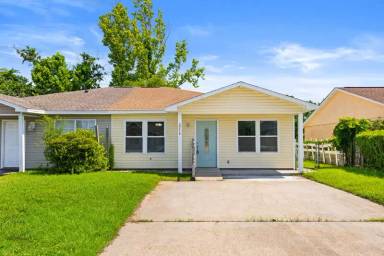 Main picture of 2716 Oak Hammock Dr