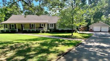 Main picture of 11 Henry Ct